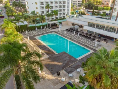 Piscina del hotel Rosamar en Benidorm (Alicante)